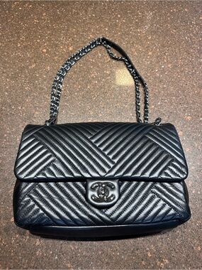 CHANEL Black Chevron Quilted Leather Shoulder Bag with Chain Strap